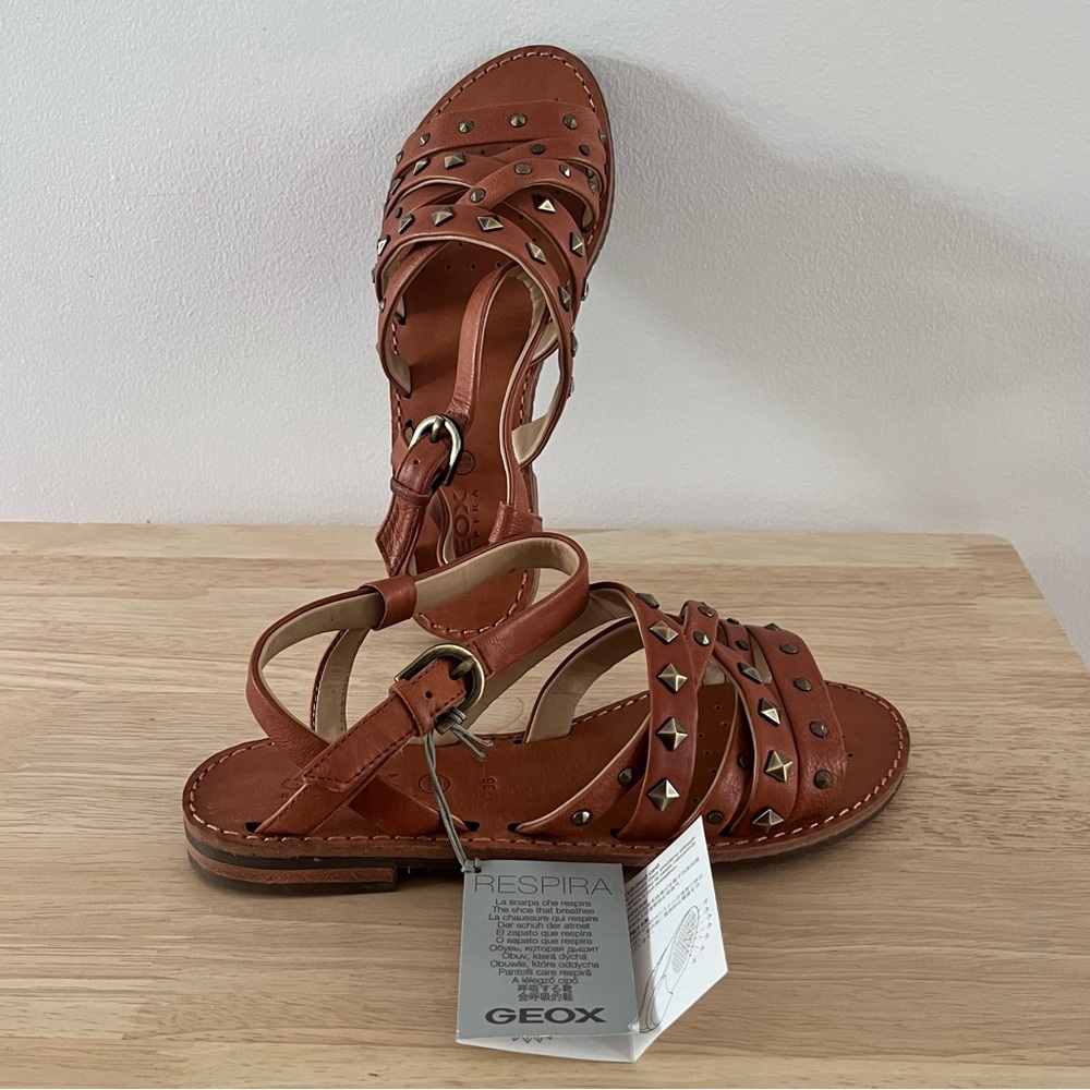 Geox Sandals New with Tags | Sandales Geox neuves avec étiquettes Chic & Comfy!